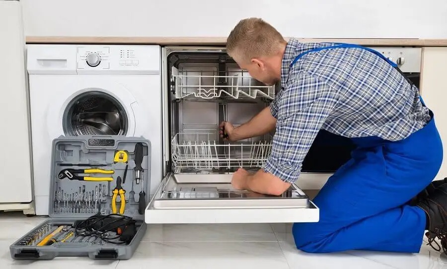 Kırkağaç Gorenje servisi teknisyen ekibi beyaz eşya tamiri yaparken